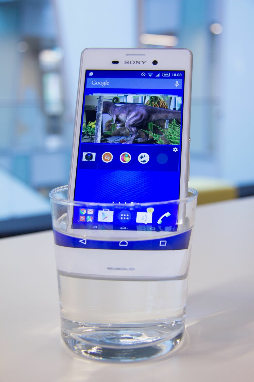 VANNTETT: Du trenger ikke være redd for å bruke Xperia M4 Aqua utendørs i sommerregnet. Telefonen er vanntett.