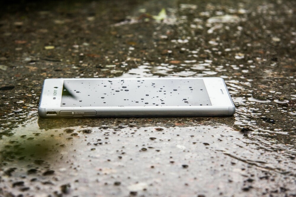 XPERIA M4 AQUA: Glemmer du Xperia M4 Aqua utendørs i regnet, har du ikke noe å frykte. Telefonen er vanntett.