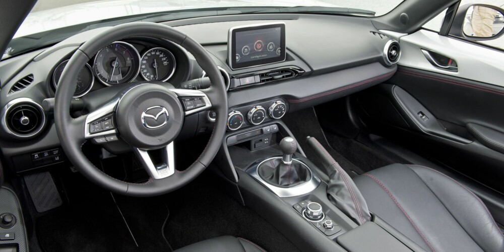 MODERNE KLASSIKER: I Mazda MX-5 er stilen til forveksling lik den var for 25 år siden. Men alt moderne utstyr har fått plass. MODERNE KLASSIKER: I Mazda MX-5 er stilen til forveksling lik den var for 25 år siden. Men alt moderne utstyr har fått plass.