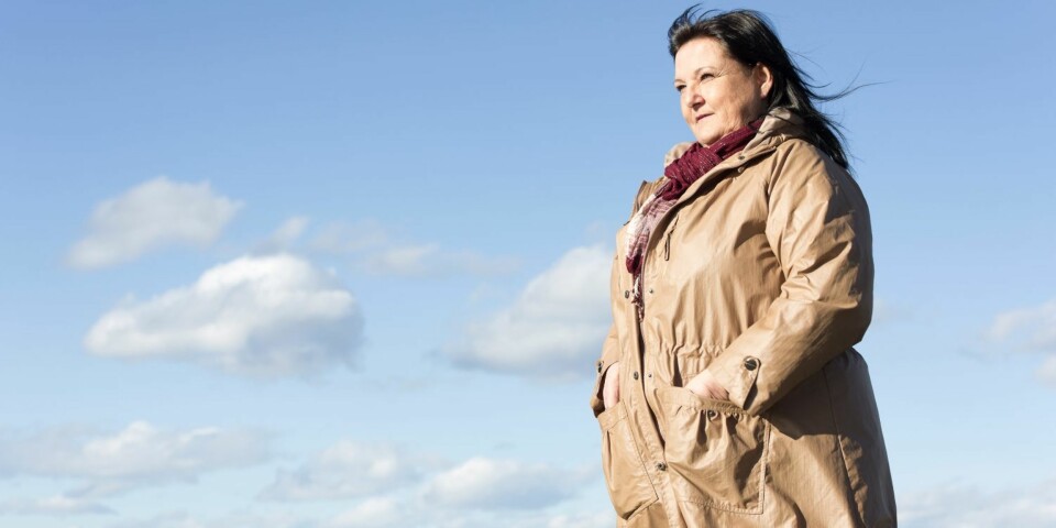 I en rundkjøring drar «Lars» i håndbrekket. Så slår han henne midt i ansiktet