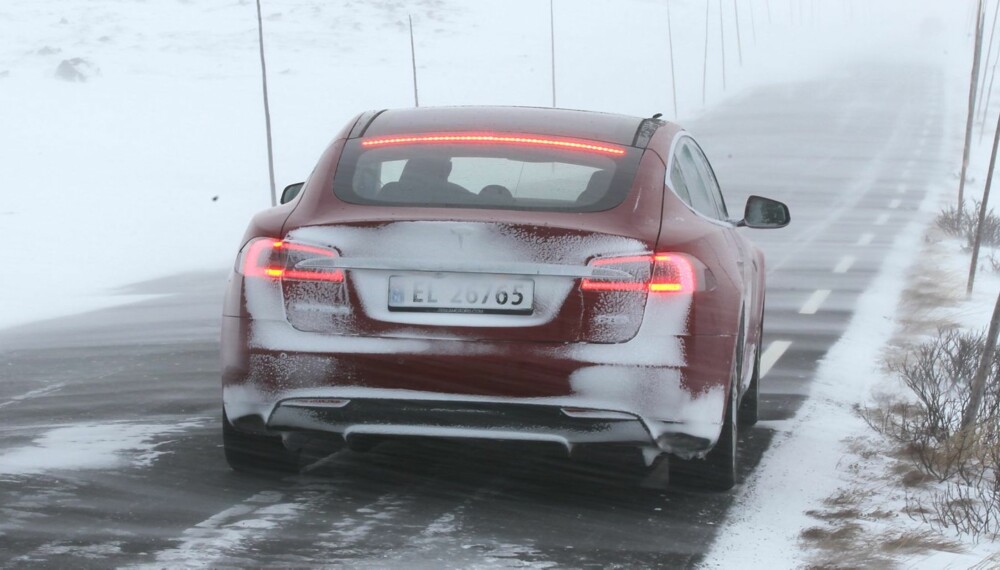 FIREHJULSDRIFT: Tesla Model S med firehjulsdrift, 700 hk og 1100 Nm, kommer til Norge på nyåret. FOTO: Petter Handeland