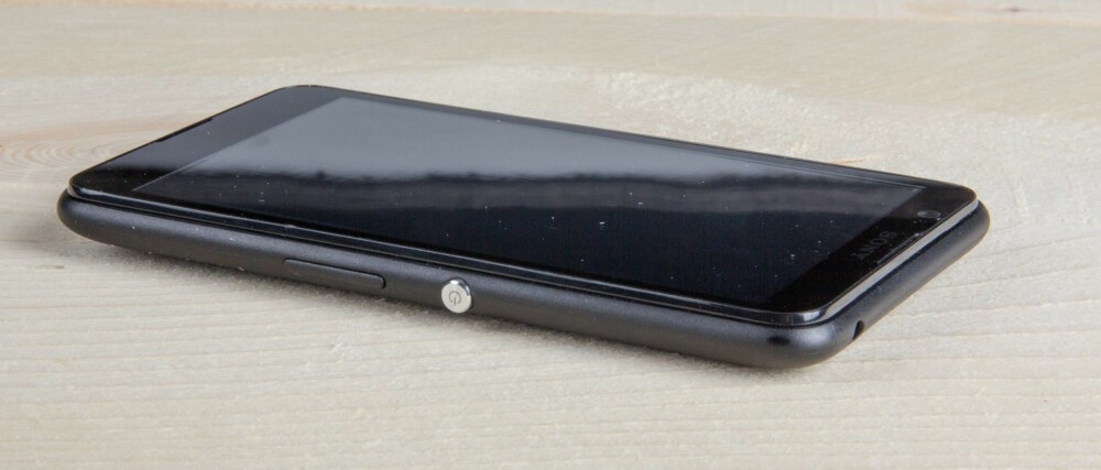 FLAT: Skjermen på Xperia E4 er helt flat og av/på-knappen er et typisk Sony-kjennemerke.