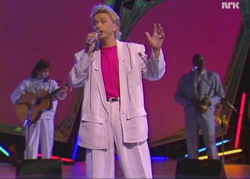 JØRN HOEL (1986): Samme år som Ketil Stokkan stilte i lakserosa dress, dukket 28 år gamle Jørn Hoel opp i en oversized hvit dress og rosa t-skjorte i den norsk Melodi Grand Prix-finalen. Heia 80-tallet, sier vi!
