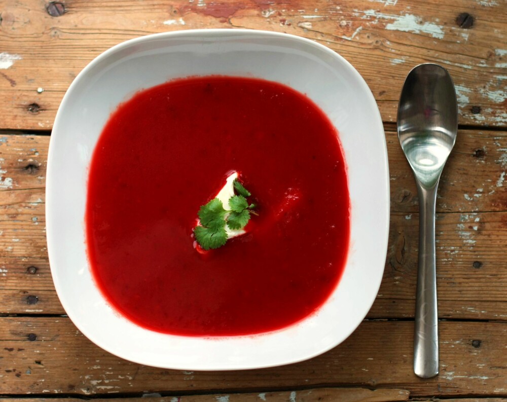 SUNN MIDDAG: Rødbetsuppe er et supert alternativ til middag. Server gjerne med et par skiver grovt rugbrød.  