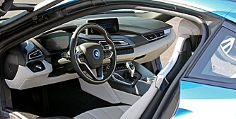 OPTIMALT: Interiøret er typisk BMW veldig forseggjort og av god kvalitet. Sittestilling og ergonomi like så, om du kommer deg inn vel å merke. Den brede, høye kanalterskelen og den slanke døråpningen gjør at du må åle deg inn.