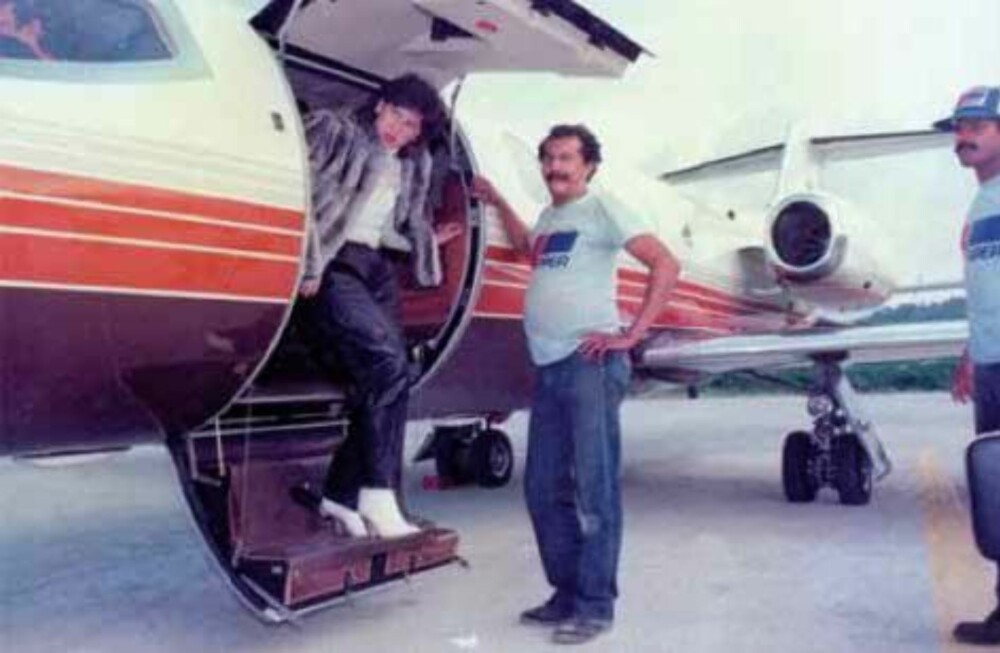 Med daglige
inntekter på et stort antall
millioner, trengte ikke Escobar å
nave. Her har han vært på tur i
jet, en med kona Maria Victoria.
