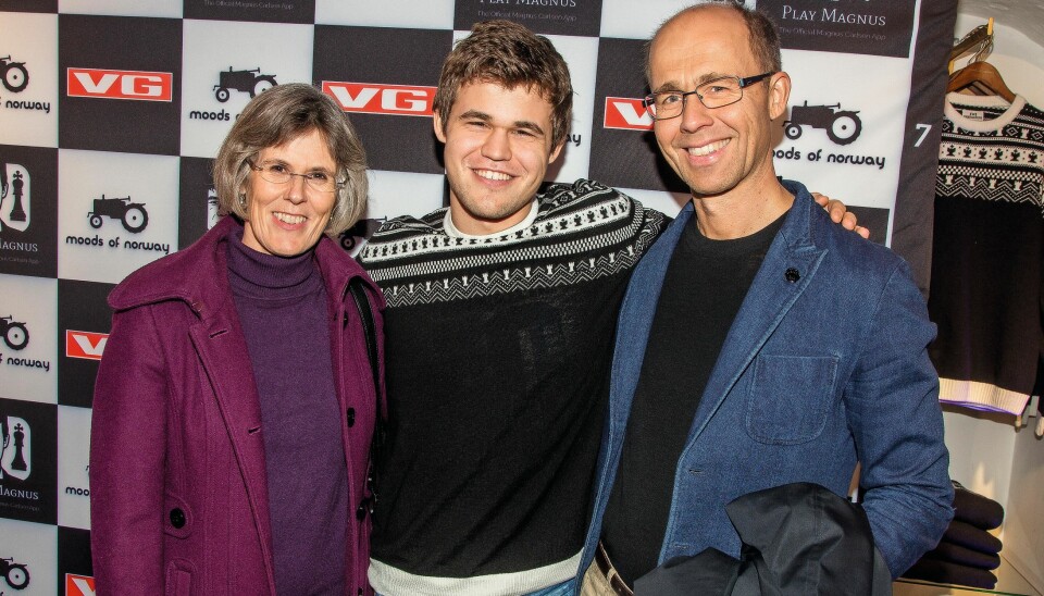 VIKTIG STØTTE: Magnus Carlsen trekker frem familien som viktige støttespillere. Her med mamma Sigrun og pappa Henrik under lansering av Magnusgenseren sist lørdag.