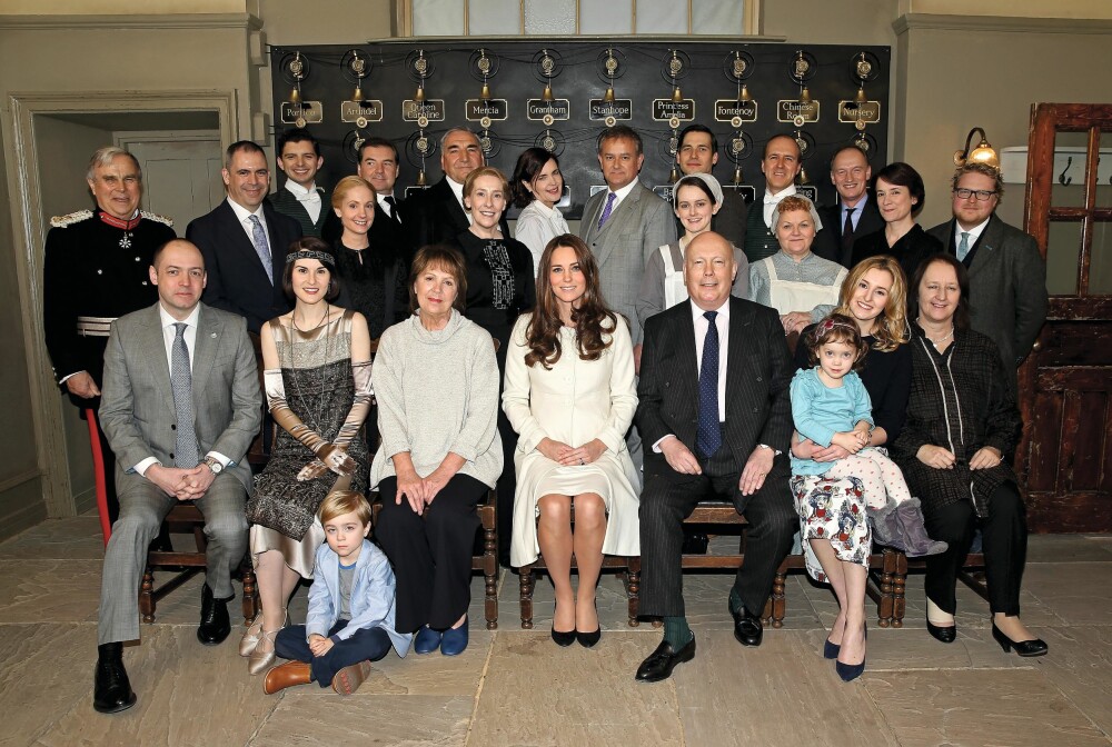 CELEBER GJENG: Før Kate forlot TV-studioet, ble det tatt gruppebilde med alle skuespillerne i «Downton Abbey» samlet rundt den gravide hertuginnen.
