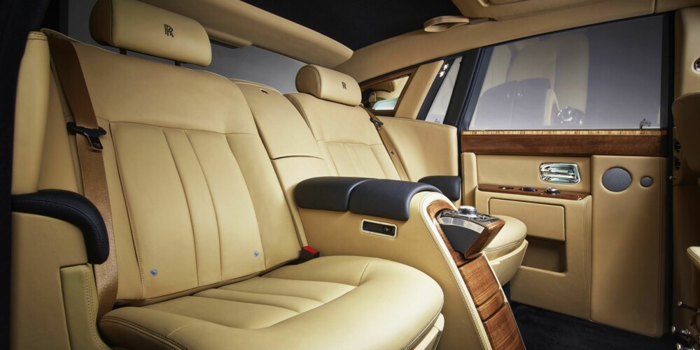 PHANTOM: En Rolls-Royce Phantom mikser gammeldags luksus med upålitelig teknologi. Oksehud i topp kvalitet, fransk, polert treverk, Logic 7 surroundlyd og multimedia. Og den ypperste luksusen: Massevis av plass, takket være flatt gulv bak. FOTO: Alex Howe
