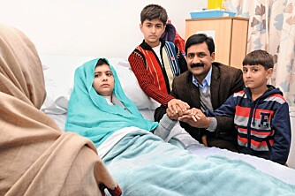 MED FAMILIEN: To uker etter angrepet er Malala på bedringens vei og har fått besøk av pappa Ziauddin Yousafzai og brødrene Khusal (t.v.) og Atal. Moren sitter på andre siden av sengen, men hun vil sjelden la seg avbilde.
