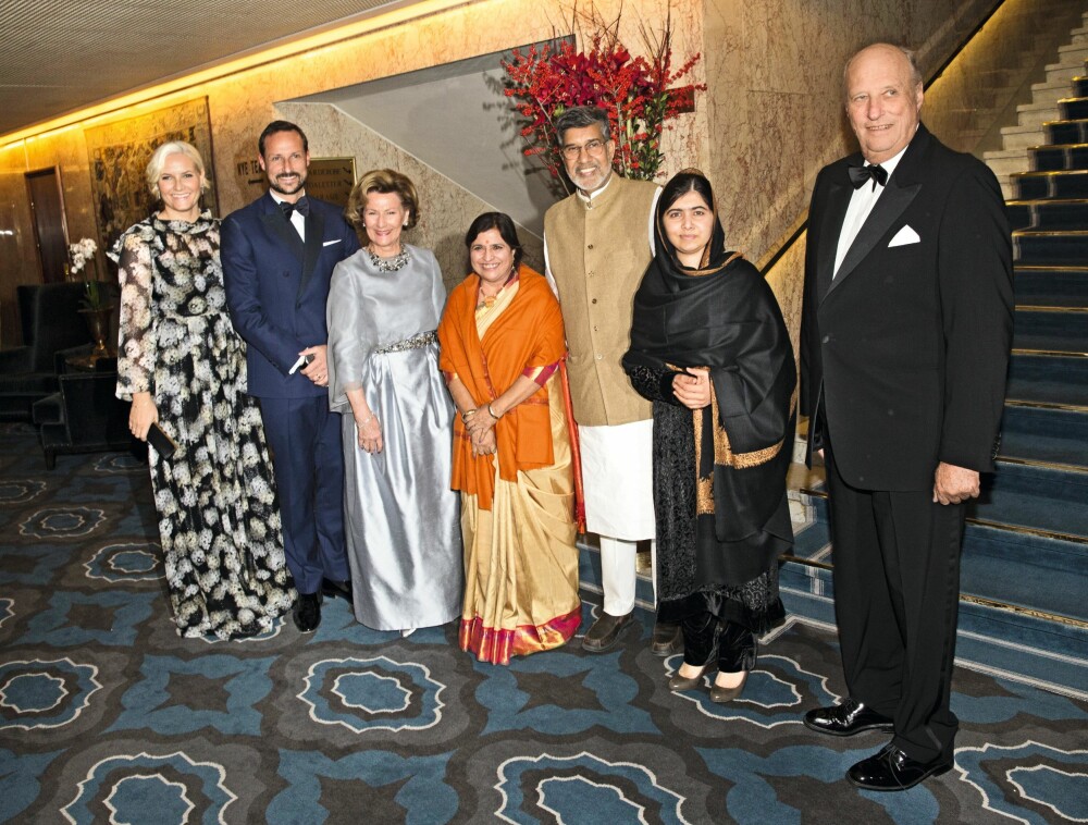 CELEBERT MØTE: Det norske kongeparet og kronprinsparet møtte fredsprisvinnerne Malala og Kailash Satyarthi og hans kone på Nobel-banketten.