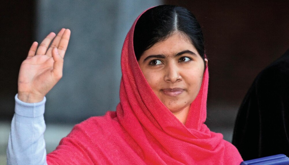 TØFF JENTE: Malala Yousafzai er tidenes yngste vinner av Nobels fredspris. Her vinker hun til de fremmøtte utenfor Oslo rådhus i forbindelse med utdelingen i desember i fjor.