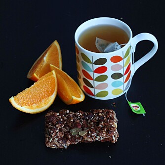 PÅSKEKOS: Nyt de hjemmelagde energibarene til appelsin og en deilig kopp te.