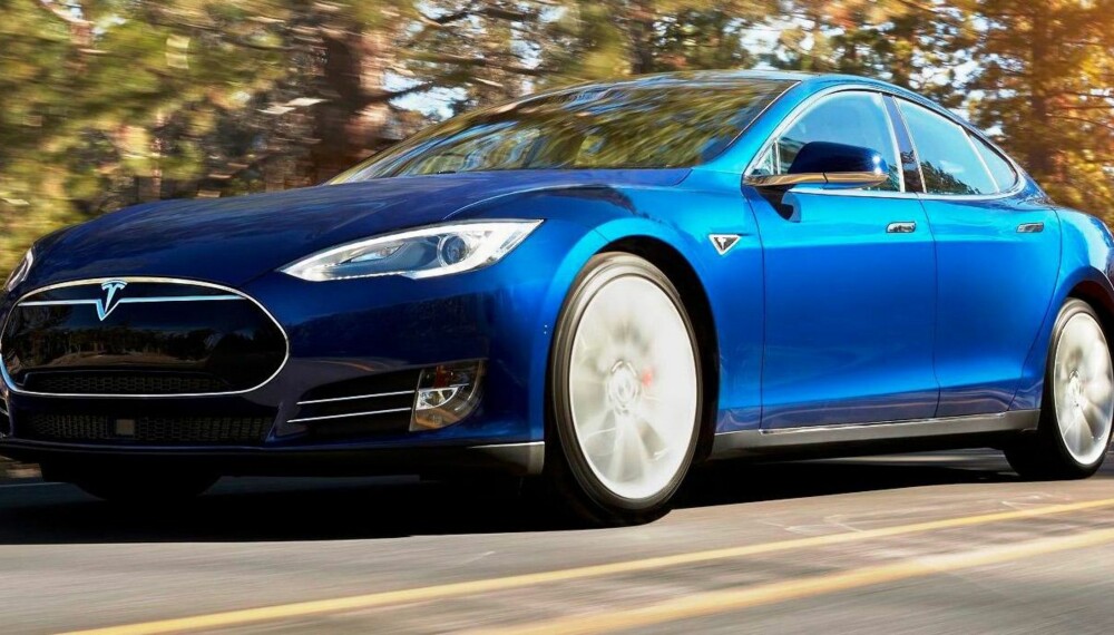 TESLA: Tesla Model S 70D vil koste fra 573.100 kroner. Her er den i Ocean Blue-farge. FOTO: Tesla