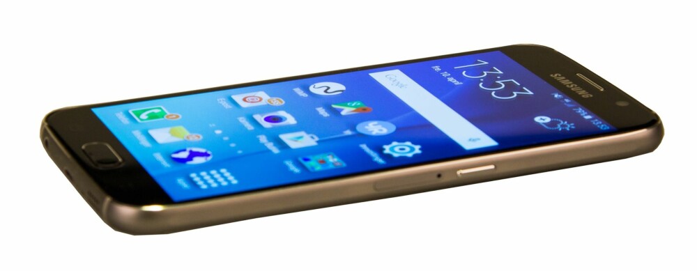 SOLID: Galaxy S6 har Gorilla Glass både for for- og bakside. Mobilen motstår "angrep" fra sakser og skarpe gjenstander.