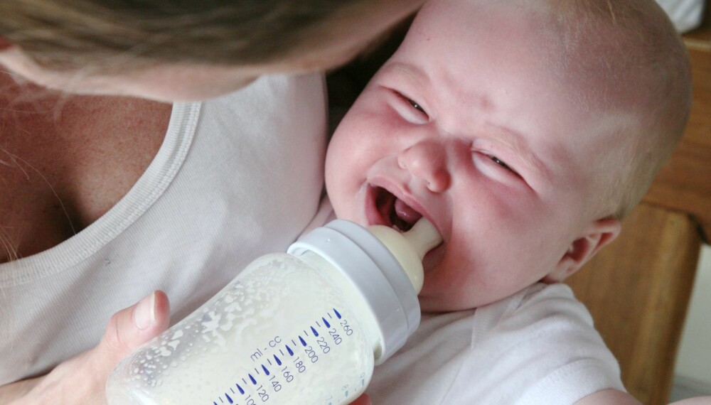 Grunnen til gråt når barn får morsmelkerstatning kan skyldes at dette gir mer luft i magen, enn din egen morsmelk. Barn kan reagerer på morsmelkerstatningen, som er ny for tarmen og påvirker fordøyelsen. Foto: Colourbox.no