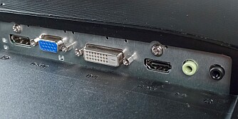 EN AV HVER: Q2778VQE byr på standardportene, men ikke mer enn det. Bakpå finner du en HDMI, DVI, DisplayPort og VGA port hver. I tillegg har den utgang for hodetelefoner.
