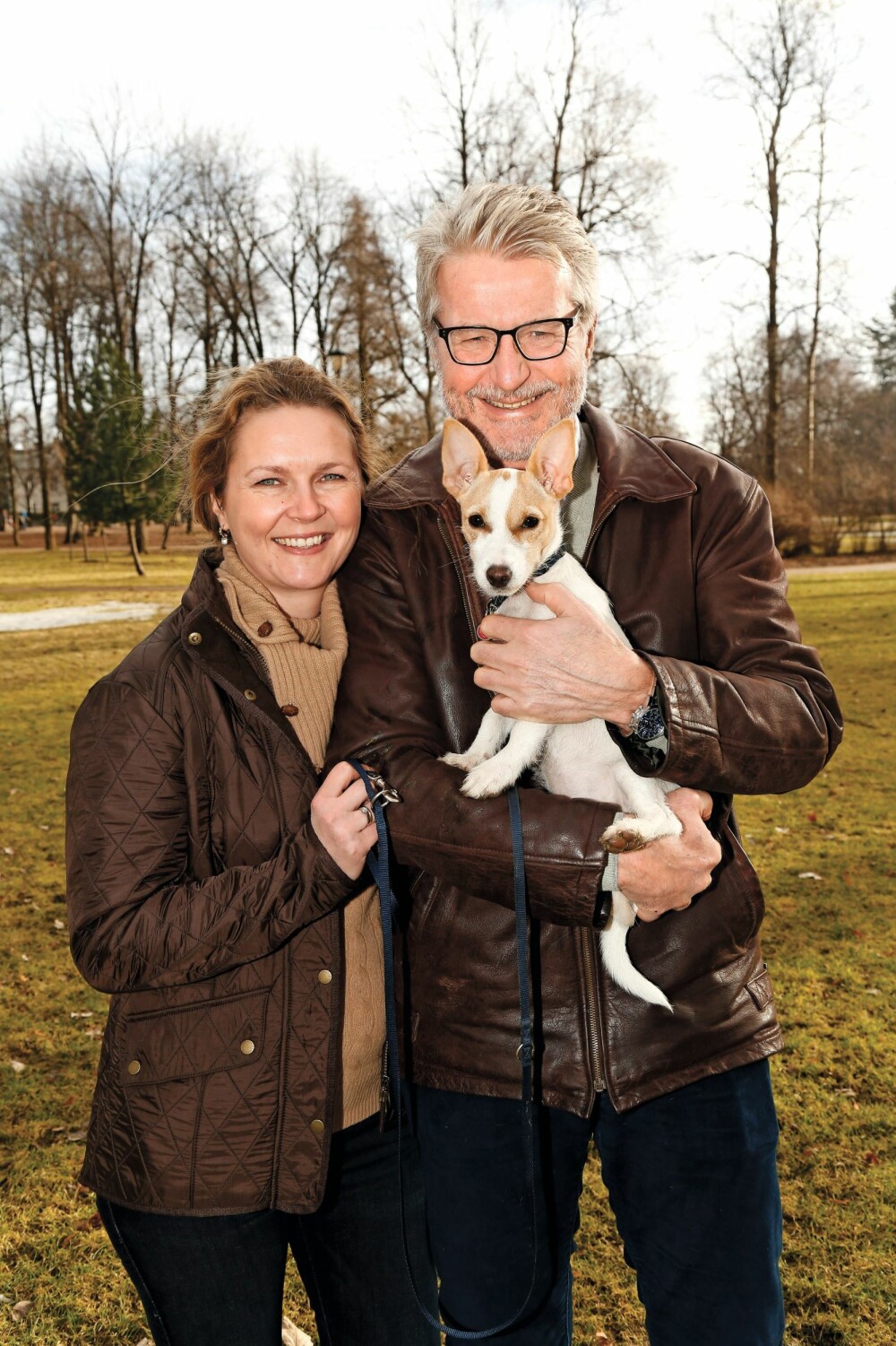 TØFF JOBB: Blandingshunden Tøffen bidrar til å holde eierne Fabian og Catharina i form.