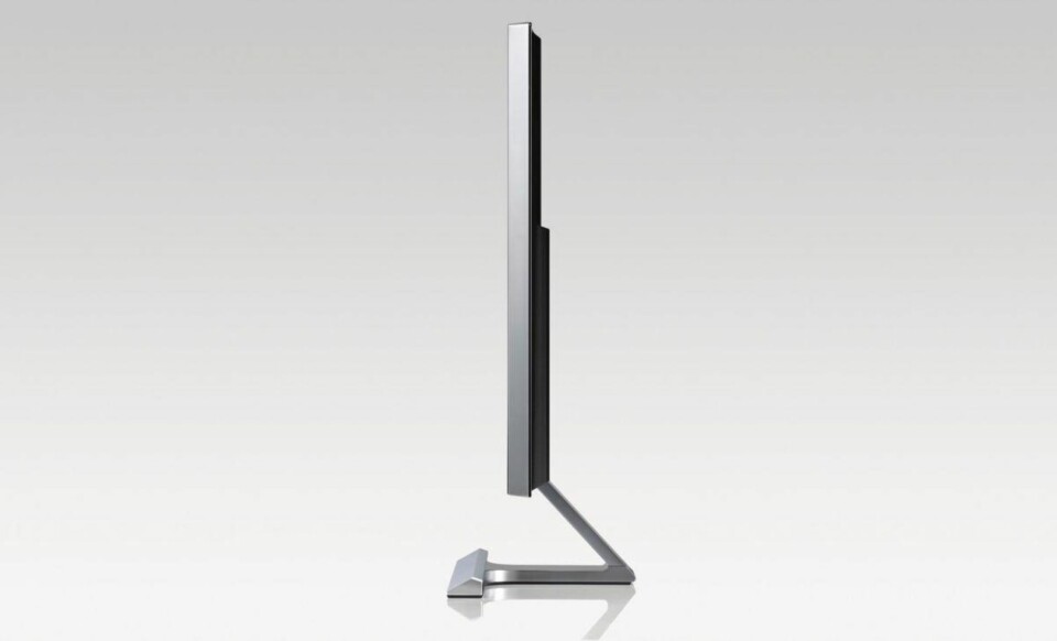 SLANK: Samsung U28D590D er ikke spesielt tykk med en tykkelse på under 7 cm.