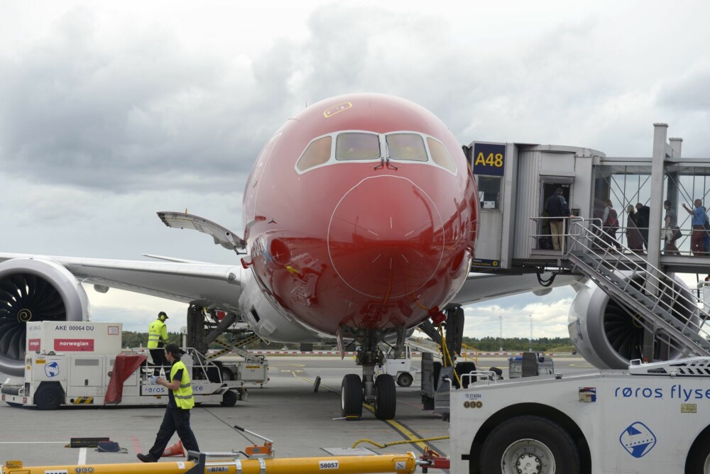 Passasjerene går om bord i Dreamlineren Sonja Henie på selskapets første flyging Oslo–New York. Det nye langdistanseflyet skapte store problemer for regulariteten i fjor.