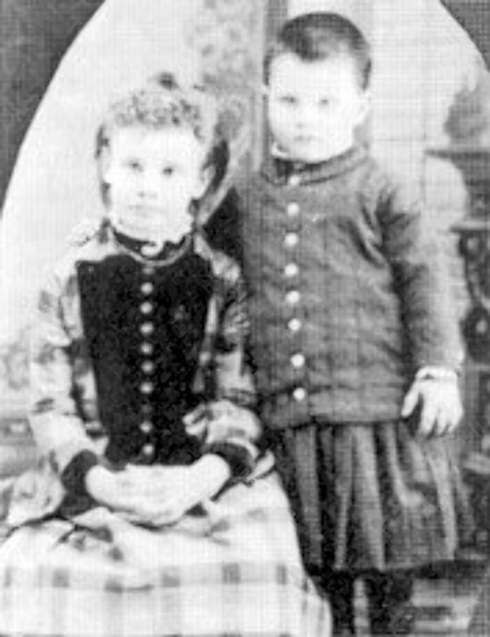 Alice og Howard Pitezel, barna til Holmes’ gamle kompanjong Benjamin Pitezel, ble også drept på grusomt vis, sammen med søsteren Nellie.  