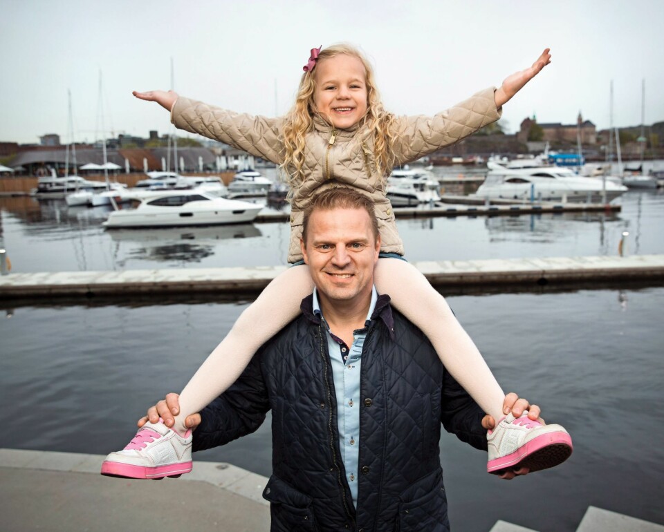 ALDRI KJEDELIG: Otto liker at ting skjer, noe døtrene setter stor pris på. For Lindsey er det aldri kjedelig når pappa er i nærheten!