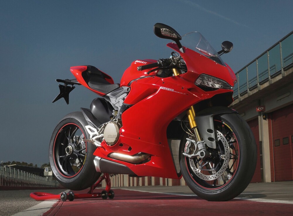 DUCATI 1299 PANIGALE S: Den røde italieneren leverer 205 hester, hvilket er ensbetydende med råskap i særklasse. FOTO: Produsent DUCATI 1299 PANIGALE S: Den røde italieneren leverer 205 hester, hvilket er ensbetydende med råskap i særklasse. FOTO: Produsent