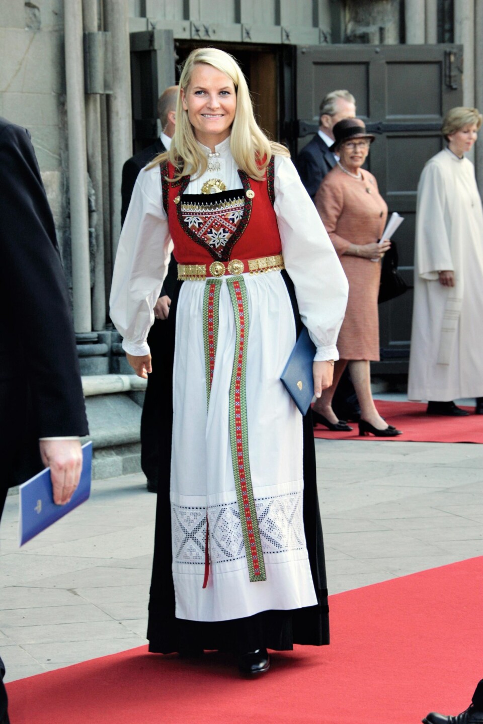 HARDANGERBUNADEN: Kronprinsesse Mette-Marit fikk bunaden i gave til bryllupet i 2001, og har brukt den ofte siden, blant annet på fylkestur.