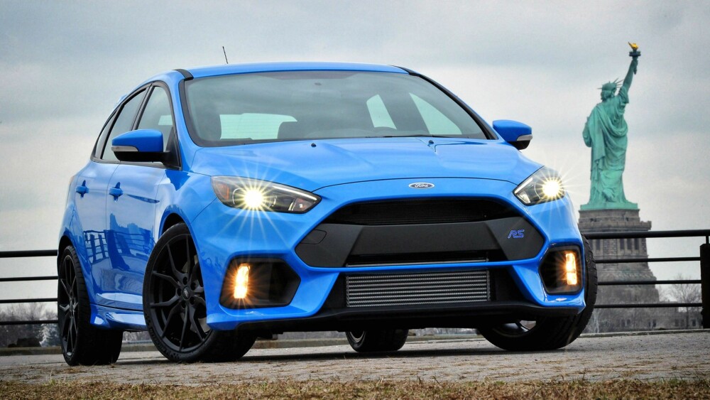 FIREHJULSDRIFT: Focus RS henter inspirasjon fra de klassiske Cosworth-Fordene og blir levert med firehjulsdrift. Foto: Ford FIREHJULSDRIFT: Focus RS henter inspirasjon fra de klassiske Cosworth-Fordene og blir levert med firehjulsdrift. Foto: Ford