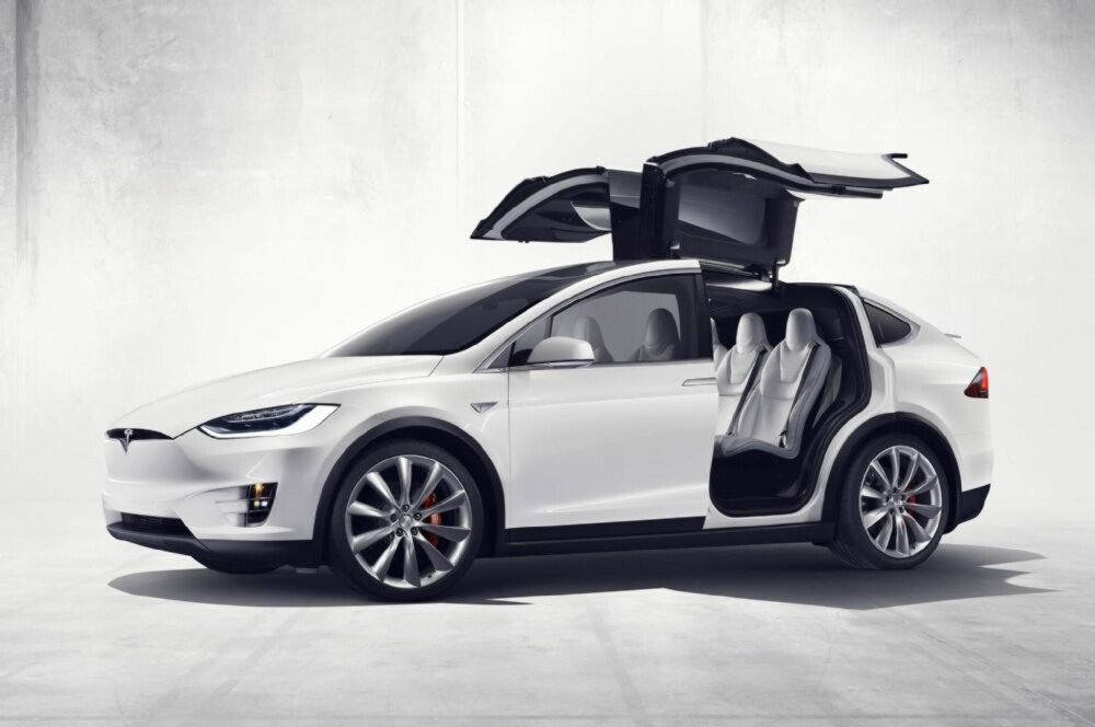 KOMMER SNART: Teslas SUV, Model X, lanseres i løpet av 2016 og skal ha de samme autonome egenskapene som Model S. 