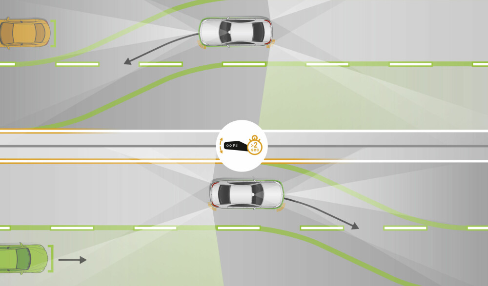 SELVKJØRT: Ved hjelp av Active Lane Change-assist kan bilen selv bytte fil når du kjører på motorveien.