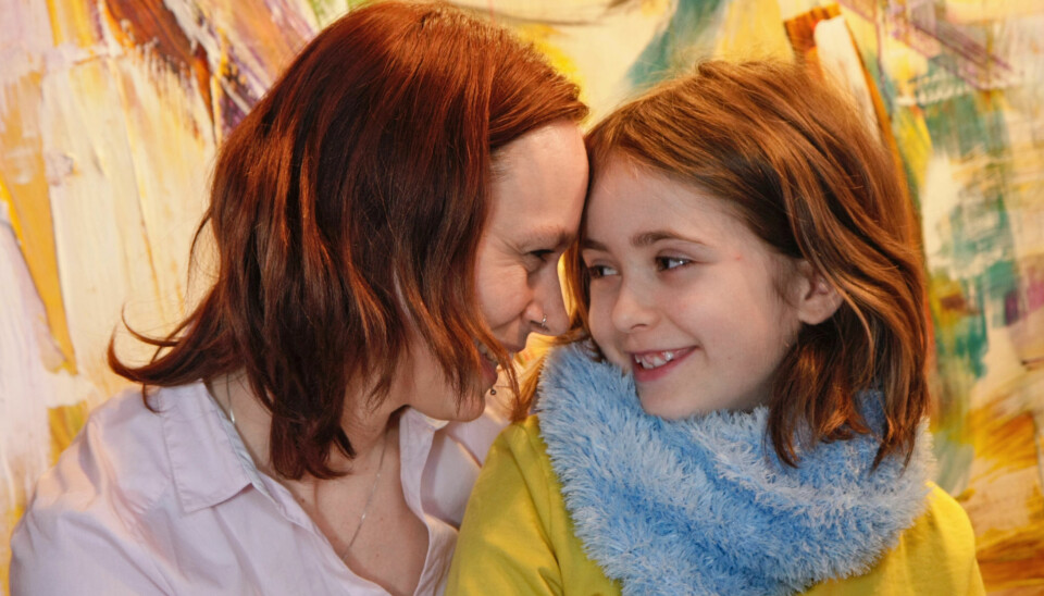 FANT STYRKE: Etter å ha byttet hjerte, fikk Isabell (10) kreft i lymfene. Klovner og lykketroll lyste opp hverdagen på sykehuset for både Isabell, mamma Ann-Charlott og resten av familien. - Det ble vår lykkeformel for å holde på smilet og håpet, forteller de.