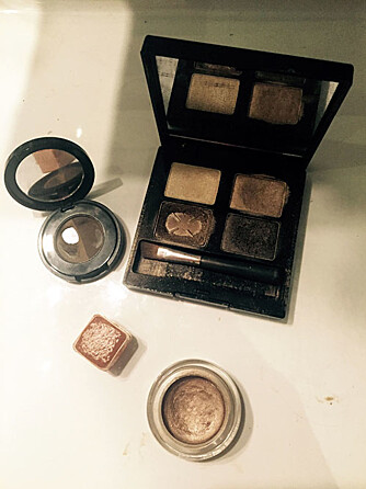KLER ALLE: Makeupartistene er enige om at øyenskygger i brun-og gulltoner kler absolutt alle. KLER ALLE: Makeupartistene er enige om at øyenskygger i brun-og gulltoner kler absolutt alle.