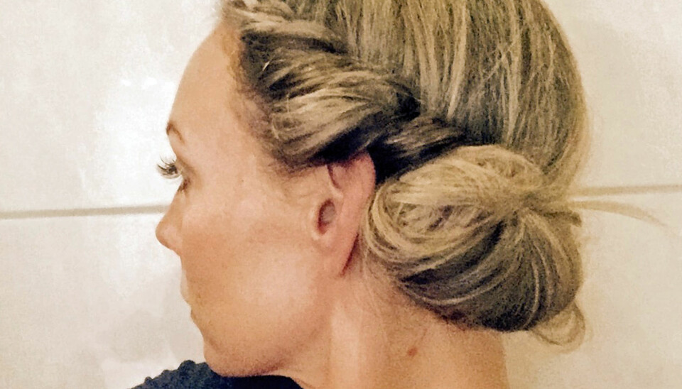 PERFEKT SOVEFRISYRE: Bruker du et hårbånd som du surrer håret rundt og sover med, vil du våkne opp med vakkert fall i håret dagen etter. Få flere geniale tips til hvordan håret holder seg fint uten vask under!