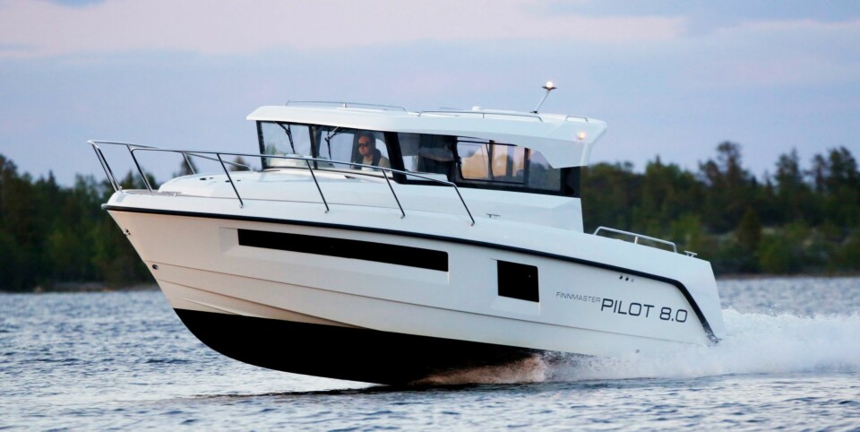 SOLID OG TRYGG: Når P8 har kommet opp i marsjfart på 25 knop, virker den tung og trygg i sjøen.