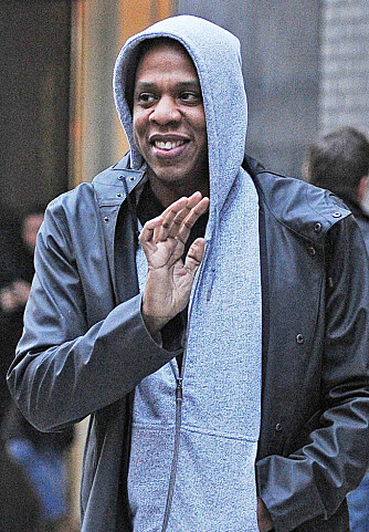 UNGDOMMELIG STIL: Ikke at vi tenker Jay Z tror han er i 20-årene, men det blir kanskje litt vel ungdommelig når en mann som nærmer seg 50-årene kler seg i hettejakke (og baggy jeans og sneakers som man ikke ser på bilde), eller?