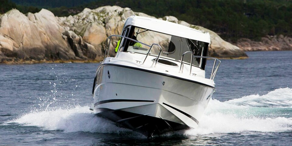 BREDT BRUKSOMRÅDE: Båten har ikke merkbar planingsterskel og går fint fra 5–25 knop. Vi måler toppfarten til 33 knop.