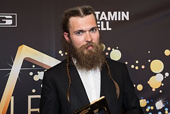 MED MAN BRAID: Enok Groven, kjent fra NRK-realityserien Anno og vinneren av "Årets deltaker"-pris under årets Gullruten med "man braids".