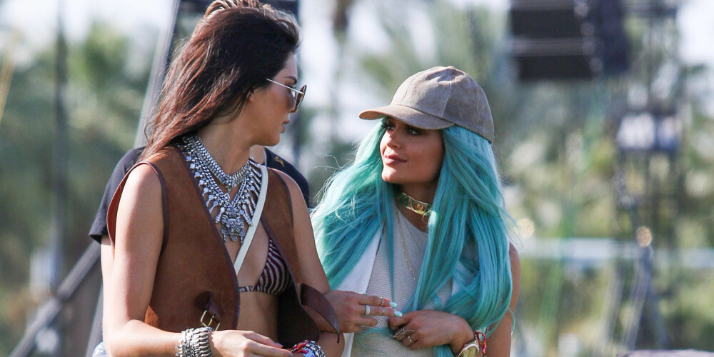 KENDALL OG KYLIE: Her er søstrene på Coachella, Kylie Jenner med den kjente, turkise parykken, Kendall Jenner med et kraftig sølvkjede. ILLUSTRASJONSFOTO: Getty Images KENDALL OG KYLIE: Her er søstrene på Coachella, Kylie Jenner med den kjente, turkise parykken, Kendall Jenner med et kraftig sølvkjede. ILLUSTRASJONSFOTO: Getty Images