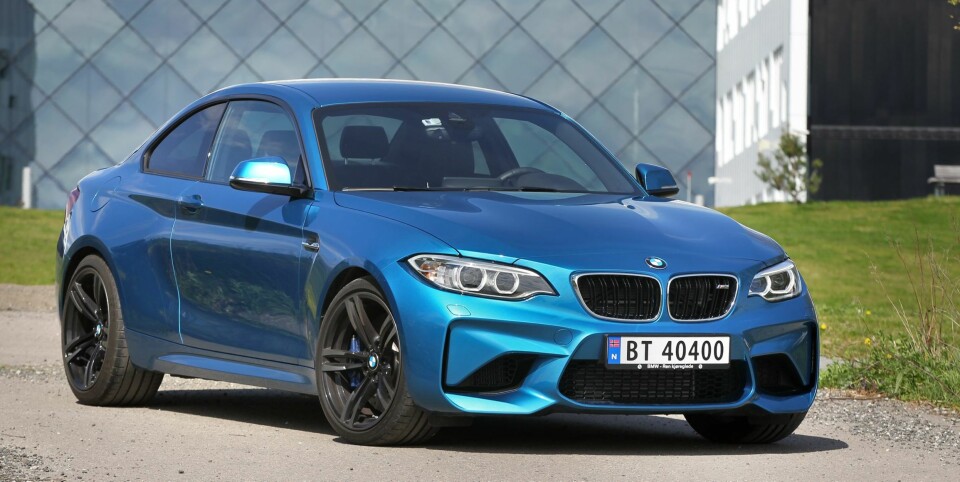 SEKSER-VRÆL: Booom-braaaph, rappa-tappa-raææærph. Vinduet på gløtt, og som antatt: Lyden følger gasspedalbevegelsene, like beskjedent som et vulkanutbrudd.