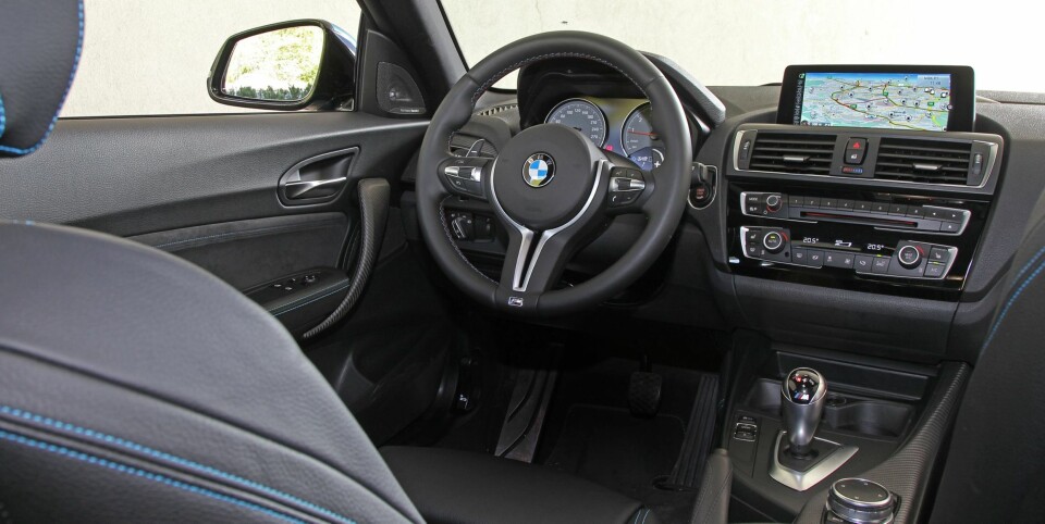MIN BORG: M2 gir akkurat like god kvalitetsfølelse som de andre modellene i BMW-klanen. Sportsratt, sportsseter med kontrastsømmer og karbondetaljer vitner om ekstra krefter under panseret.