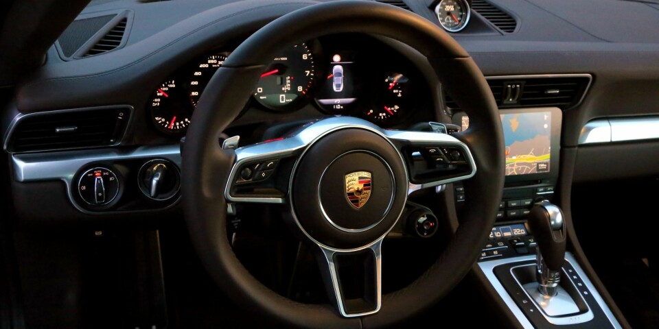 LAUNCH-CONTROL: Vri bryteren på rattet til Sport Plus, trykk på bremsen med venstre fot, gassen i bunn med høyre. Motoren spinner vilt mot turtallssperren, du fjerner foten fra bremsen og ka-vhom.