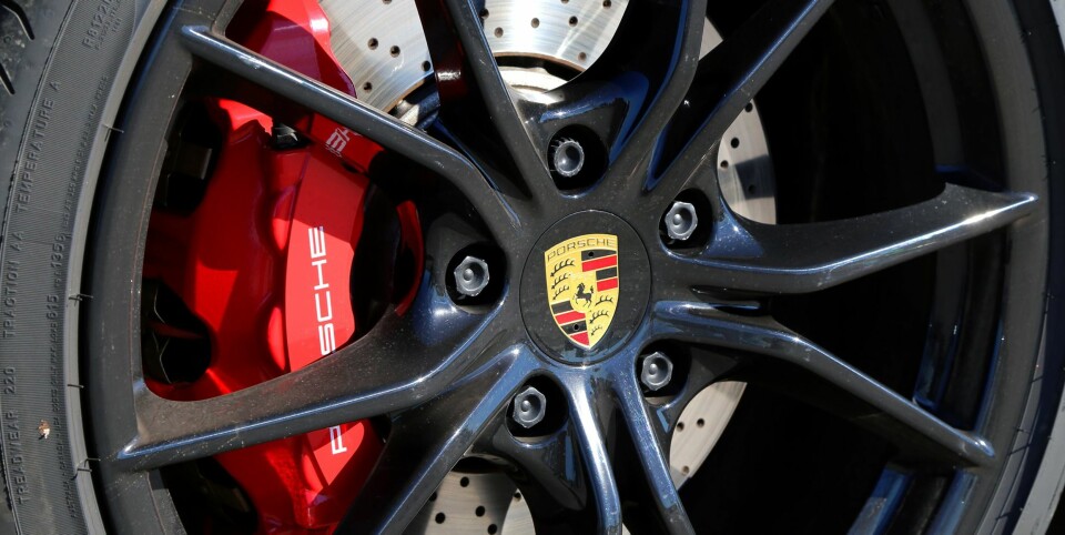 ENORMT POTENSIALE: Når veien blir svingete og kupert, går vi over Sport-modus. Da livner responsen i styring og understell til, girkassen velger lavere gir, mens motorrespons- og lyd er slik du forventer av en 911.