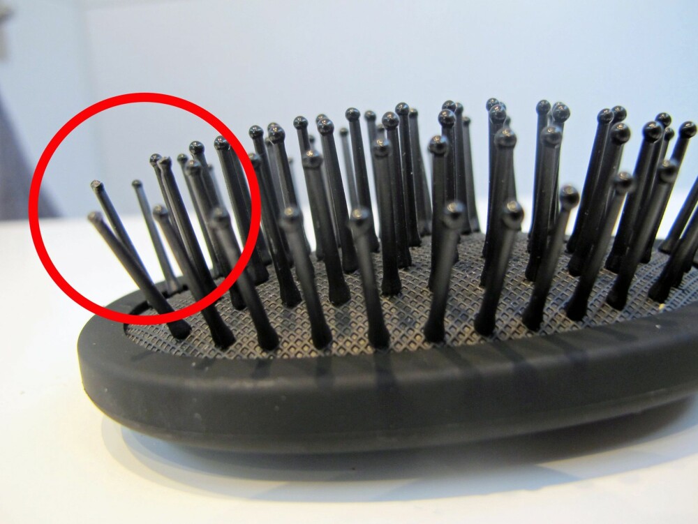 BYTT UT: Har gummitaggene på børsten blitt slitt bort, bør du for all del bytte ut hårbørsten.