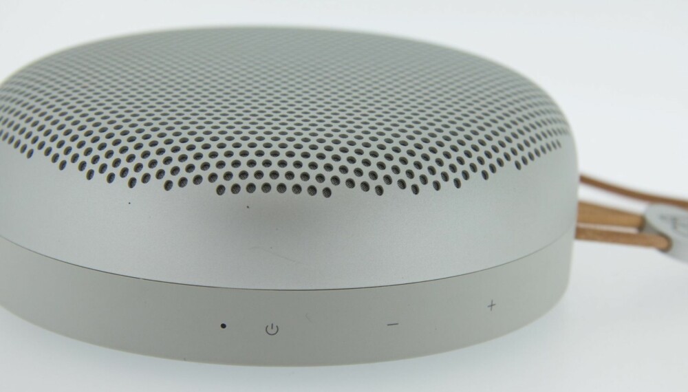 KOMPAKT: Med en diameter på 13,3 centimeter og en vekt på 600 gram, bør ikke det stoppe deg fra å ta med Beoplay A1 ut på tur. KOMPAKT: Med en diameter på 13,3 centimeter og en vekt på 600 gram, bør ikke det stoppe deg fra å ta med Beoplay A1 ut på tur.