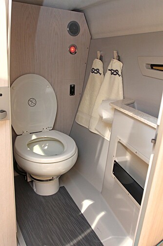 STORT NOK: Toalettrommet er stort nok til at undertegnede på 192 centimer kan sitte oppreist. Dusj finnes ved akterspeilet.