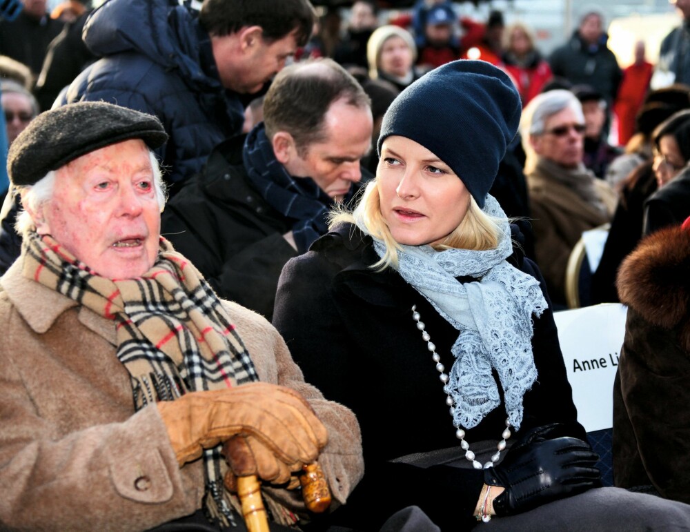 HOLOCAUST-DAGEN: Kronprinsesse Mette-Marit og Samuel Steinmann satt sammen under markeringen på Akershuskaia i Oslo.