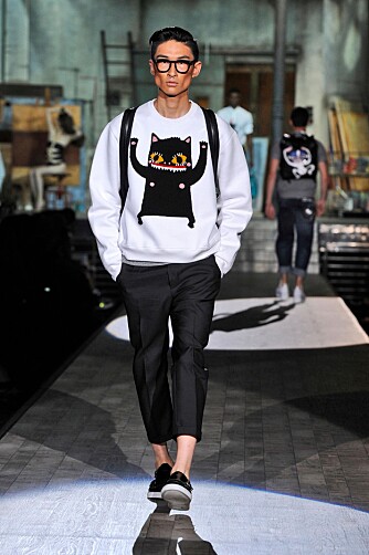 FOR KORT: Unngå en buksevariant som er for kort. Ifølge Chris-Eirik Nikolaisen, avdelingsleder for ekvipering hos Ferner Jacobsen, er dette eksempelet fra DSquared nettopp det. - Det er ikke pent med for korte dressbukser. Er den for lang, men sitter ellers som et skudd, bør du rulle den opp - helst til rett over ankelen, sier han. FOR KORT: Unngå en buksevariant som er for kort. Ifølge Chris-Eirik Nikolaisen, avdelingsleder for ekvipering hos Ferner Jacobsen, er dette eksempelet fra DSquared nettopp det. - Det er ikke pent med for korte dressbukser. Er den for lang, men sitter ellers som et skudd, bør du rulle den opp - helst til rett over ankelen, sier han.