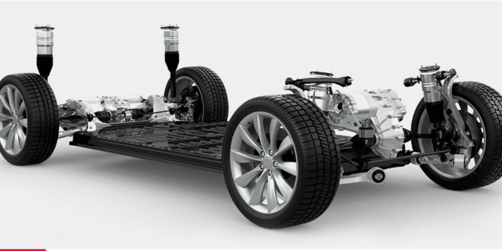 RULLEBRETT: Teslas teknikere kaller plattformen for et skateboard, og bildet viser hvorfor. D-modellene med firehjulsdrift har én motor foran og én bak. Plata i bunnen er batteripakken. Den er tung, men den lave plasseringen midt i bilen er ideell for balansen.