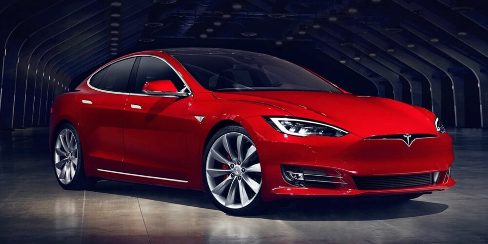 FACELIFT: Model S har fått en ansiktsløft som blant annet innebærer at grillen er borte. Fornyede Model S kommer nå også med adaptive LED-frontlykter med 14 treposisjons, dynamiske LED-svinglys. Den kommer også med HEPA luftfilter, som ifølge Tesla fjerner nesten 100 prosent av eksosforurensning, allergener og bakterier i kabinluften. Den innebygde laderen i øker kapasiteten fra 11 kW til 16,5 kW. Dette har ikke noe å si for Teslas Superchargere, men gjør at du potensielt kan lade opp bilen hurtigere hjemme.